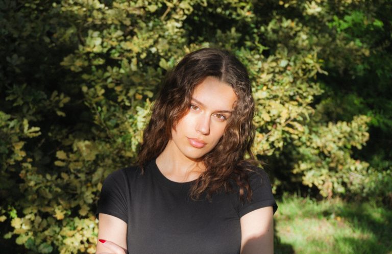 Rising singer-songwriter Charlotte Boin returns with introspective single ‘the night is long’